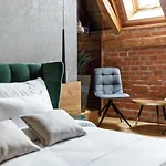 Schuster Boarding House ブラショフ