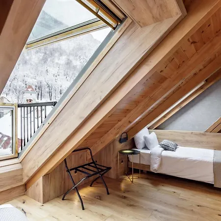 Schuster Boarding House ブラショフ